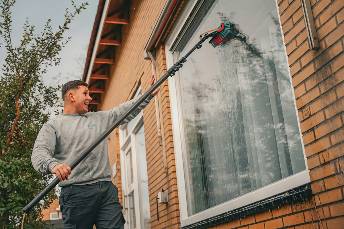 Window cleaning with a water-fed pole from the ground